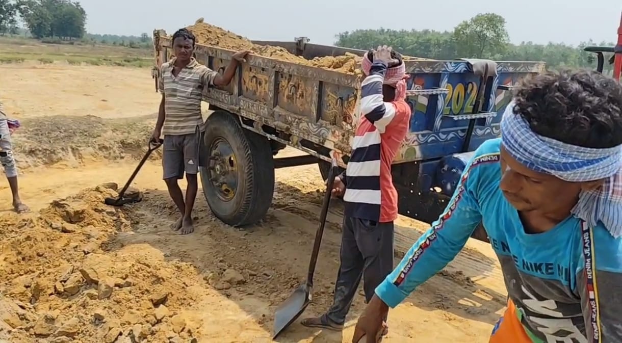 দুর্গাপুর শহরের ভিতরে রমরমিয়ে চলছে দেদার মাটি চুরির কারবার