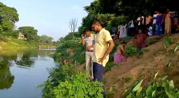ক্যানেলের জলে ভাসছে ঠিকা শ্রমিকের দেহ, রহস্য
