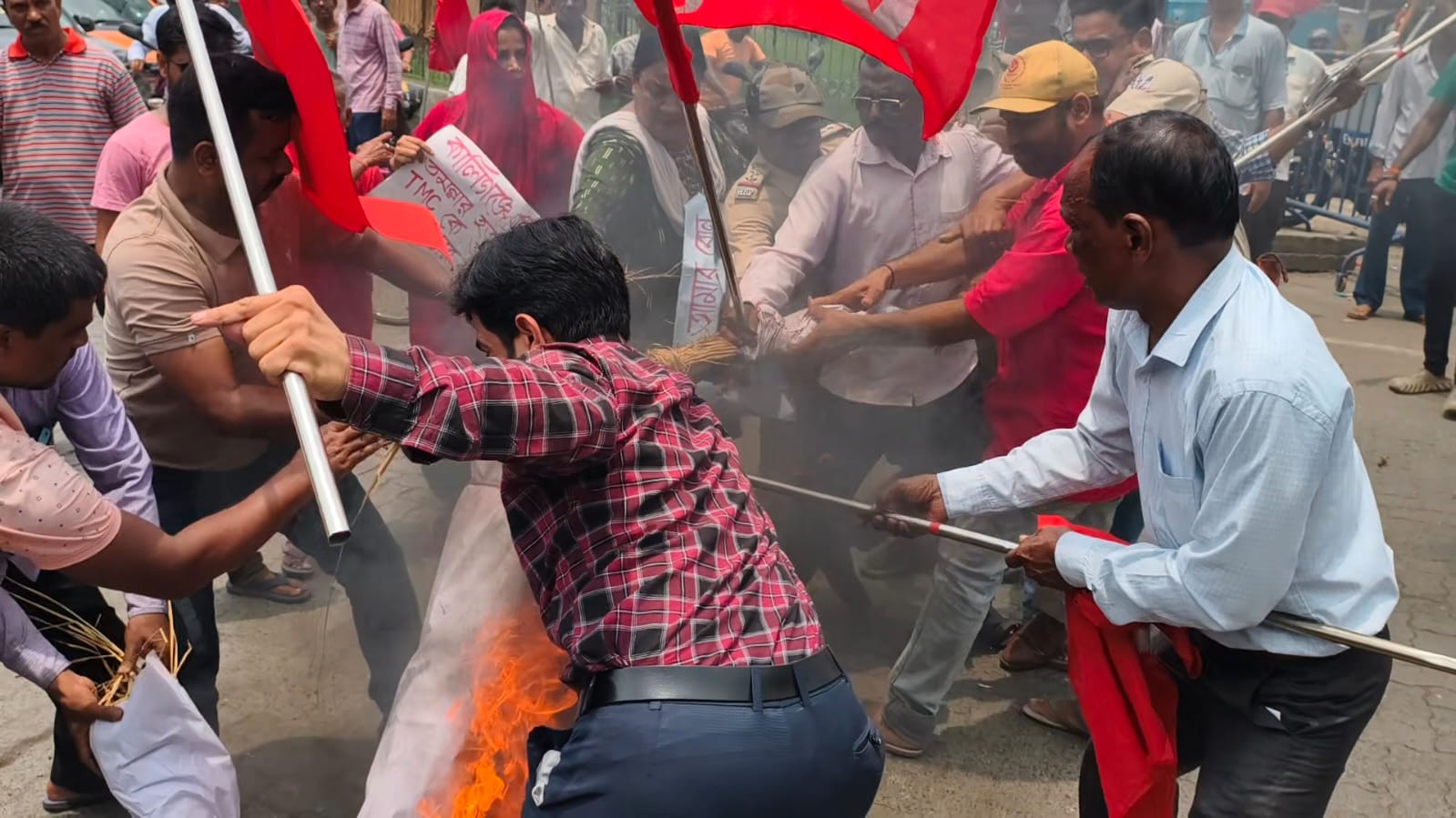 সিপিএমের রাস্তা অবরোধ ঘিরে ধুন্ধুমার বাঁকুড়া মোড়ে