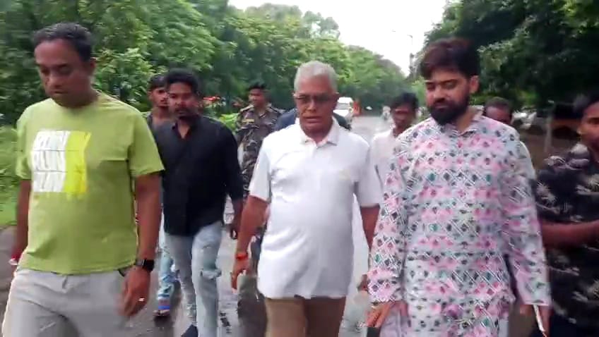 “মনোজিৎকে পুরস্কার দেওয়া উচিত, অনুব্রত যা বলেছে তা ও করে দেখিয়েছে!”—সরকারকে তীব্র কটাক্ষ দিলীপ ঘোষের