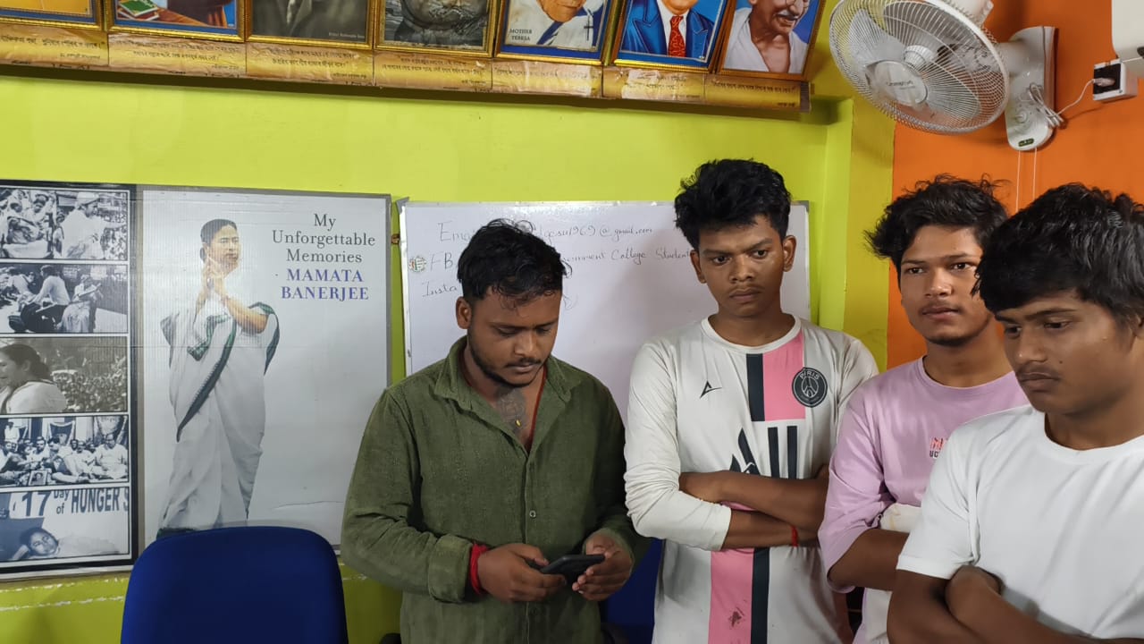 Breaking News. হাই কোর্টের নির্দেশের পরেও খোলা দুর্গাপুর সরকারি কলেজের ইউনিয়ন রুম!