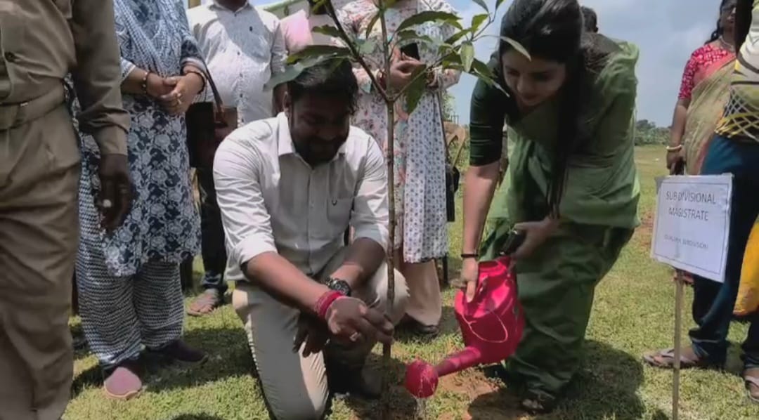 কাঁকসায় বনমহোৎসবে গাছ লাগালেন এসডিও, বিডিও