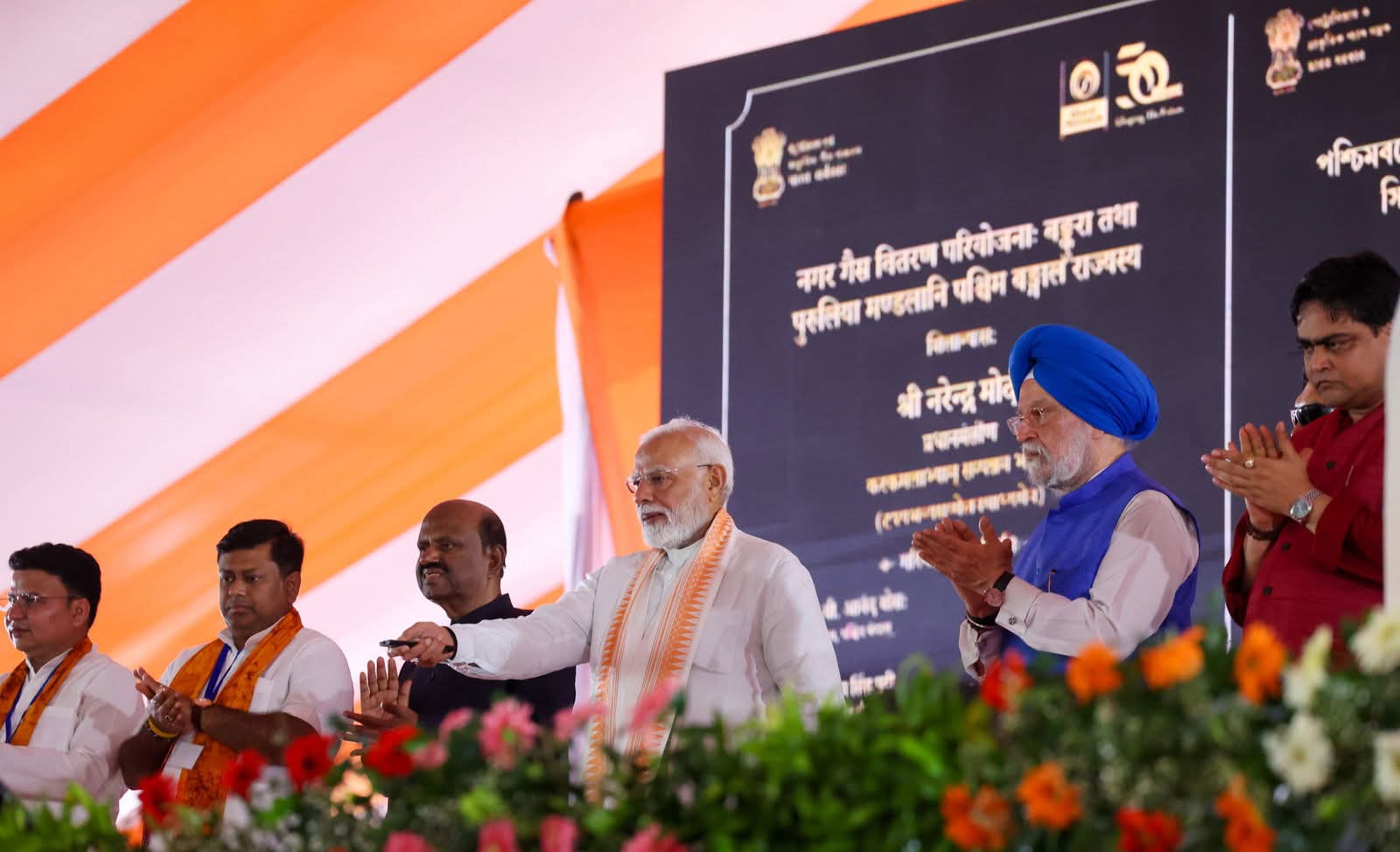 কাজ নেই বাংলায়, ভিন রাজ্যে পাড়ি দিচ্ছে ছেলে-মেয়েরা, ক্ষোভ প্রধানমন্ত্রীর