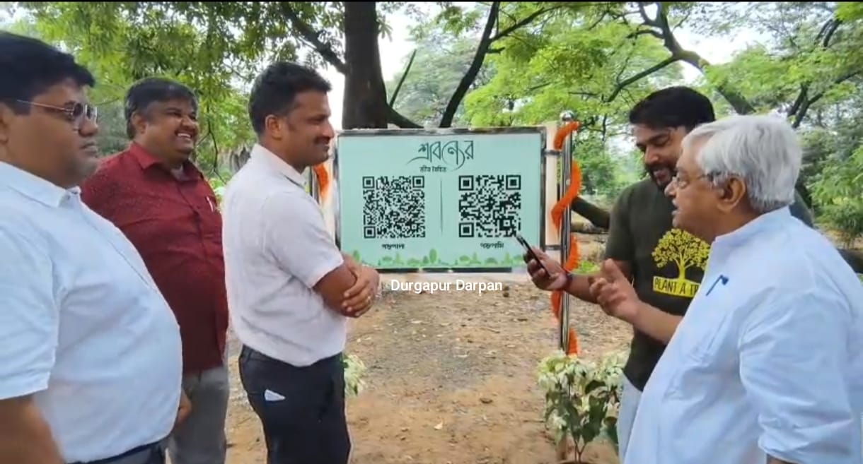 দারুণ উদ্যোগ! শ্রাবণ্যে ঢুকে QR কোড স্ক্যান করলেই ফুটে উঠবে গাছের নাম