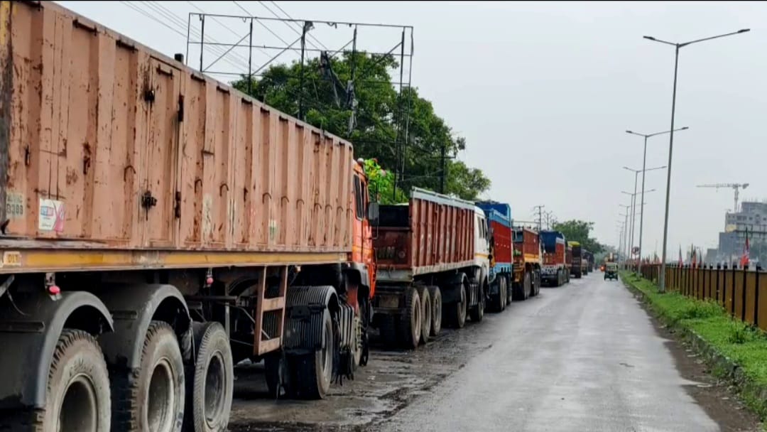 দুর্গাপুরে জাতীয় সড়কের সার্ভিস রোড দখল করে ‘পার্কিং জোন’!