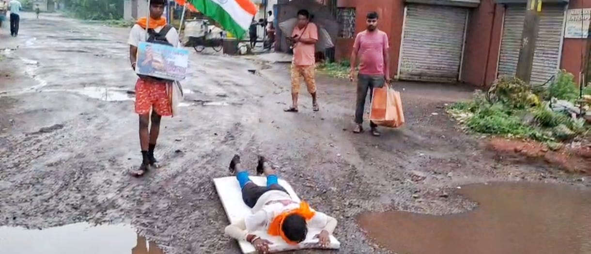 দণ্ডি কেটে রানীগঞ্জ থেকে তারকেশ্বর যাচ্ছেন বক্তারনগরের যুবক