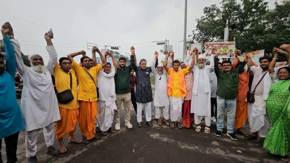 গরু কান্ডের প্রতিবাদে পাঁচ মাথার মোড়ে সম্প্রীতির বার্তা দিয়ে তৃণমূলের মানব বন্ধন কর্মসূচী