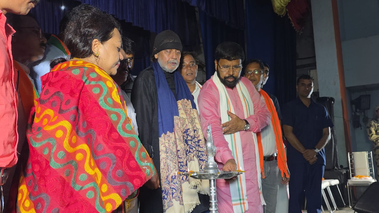 মিঠুনের কর্মী সভায় বাজছে, ‘মুঝকো পিনা হ্যায় পিনে দো’! তীব্র কটাক্ষ তৃণমূলের