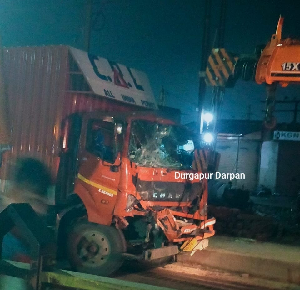 রাতের অন্ধকারে ভয়াবহ দুর্ঘটনা ওল্ড কোর্ট মোড়ে
