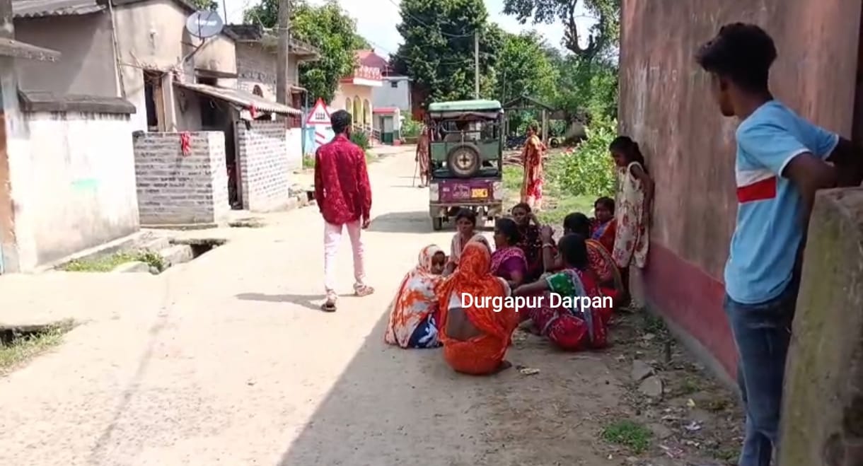 নির্জন রাস্তায় মহিলার দেহ উদ্ধার, আতঙ্ক বুদবুদের মারো গ্রামে