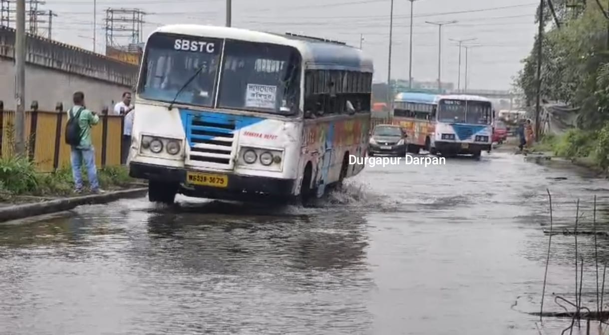 ভেসে যাচ্ছে সার্ভিস রোড, ছুটে এলেন বিজ্ঞানীরা