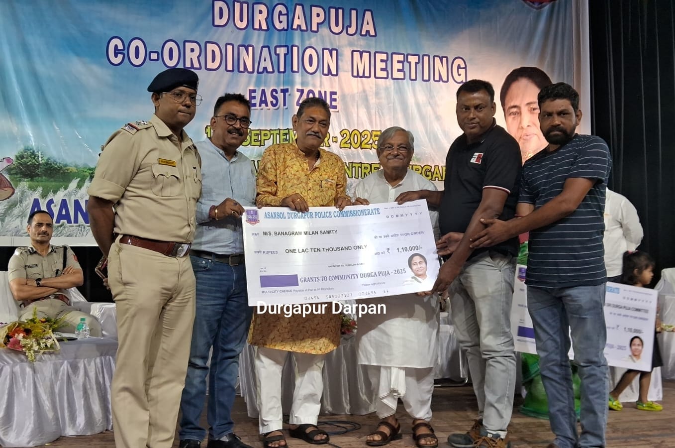 পুজো কমিটিগুলিকে নিয়ে সৃজনীতে পুলিশের বৈঠক ও চেক প্রদান