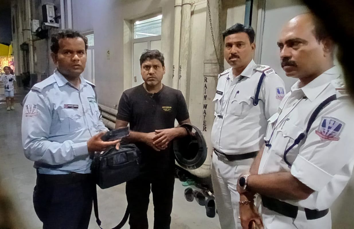 গুরুতর জখম বাইক আরোহীকে উদ্ধার করে হাসপাতালে ভর্তি করলেন সিভিক ভলান্টিয়ার