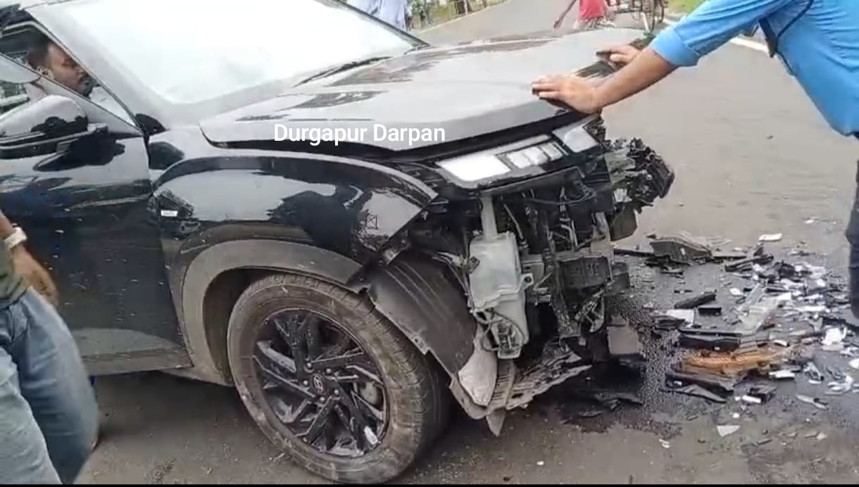 Accident News. বিশ্বকর্মা পুজোর দিন দুপুরে দুটি গাড়ির মুখোমুখি সংঘর্ষ দুর্গাপুরে