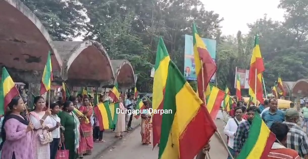 আদিবাসী কিশোরী ধর্ষণ-খুনের প্রতিবাদে সিটি সেন্টারে দিশম আদিবাসী গাঁওতার বিক্ষোভ