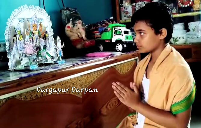 উখড়ার বিস্ময় বালক সৌরিশ, নিজেই প্রতিমা গড়ে দুর্গাপুজোর আয়োজন