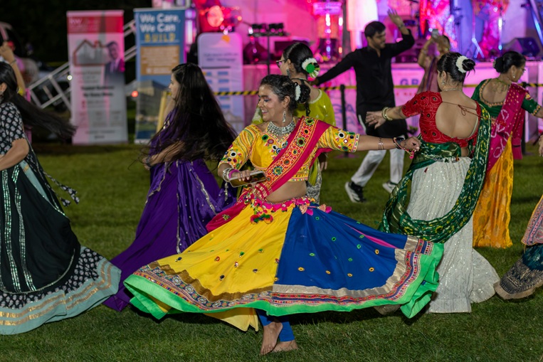 Evening of Garba gala ends with cheque for charity