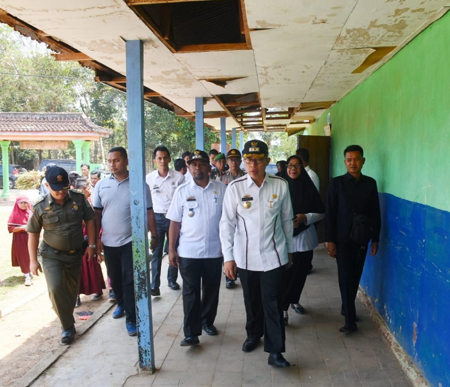 Bupati Lamtim Gerak Cepat Benahi Gedung SD Rusak Parah | Duta Lampung Online