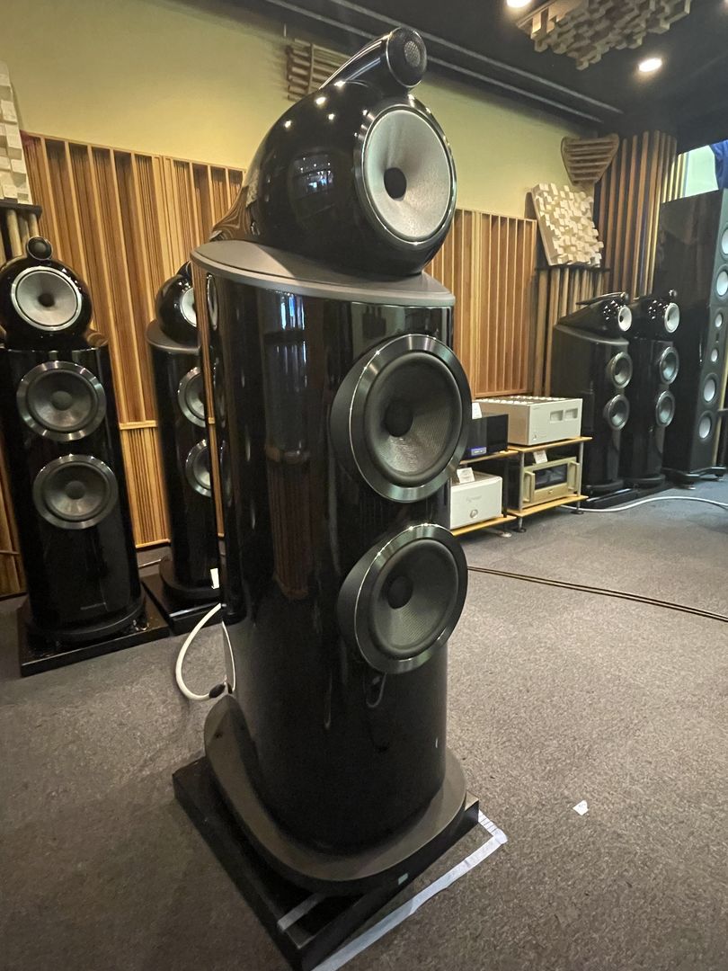 Bowers&Wilkins VS JBL – DynamicAudio 5555 H.A.L.3