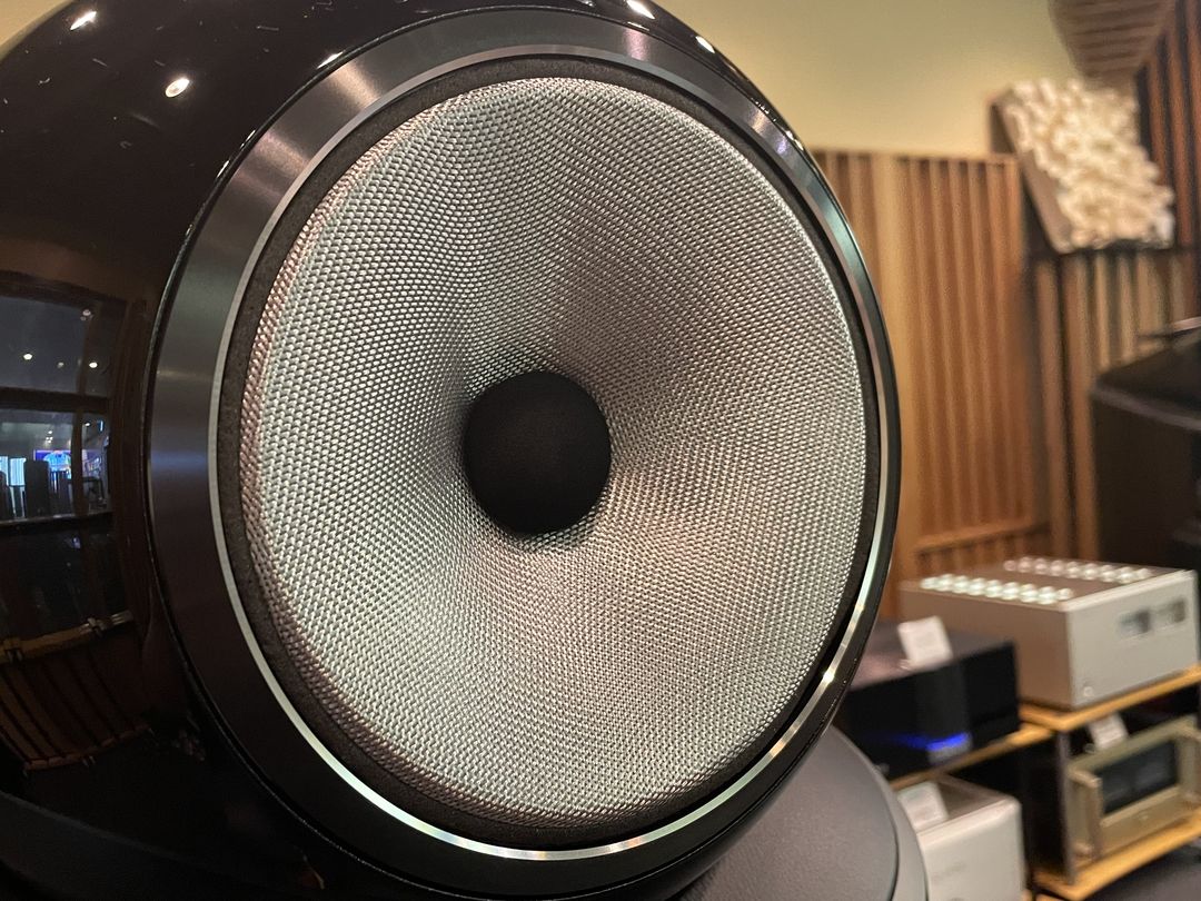 Bowers&Wilkins VS JBL – DynamicAudio 5555 H.A.L.3