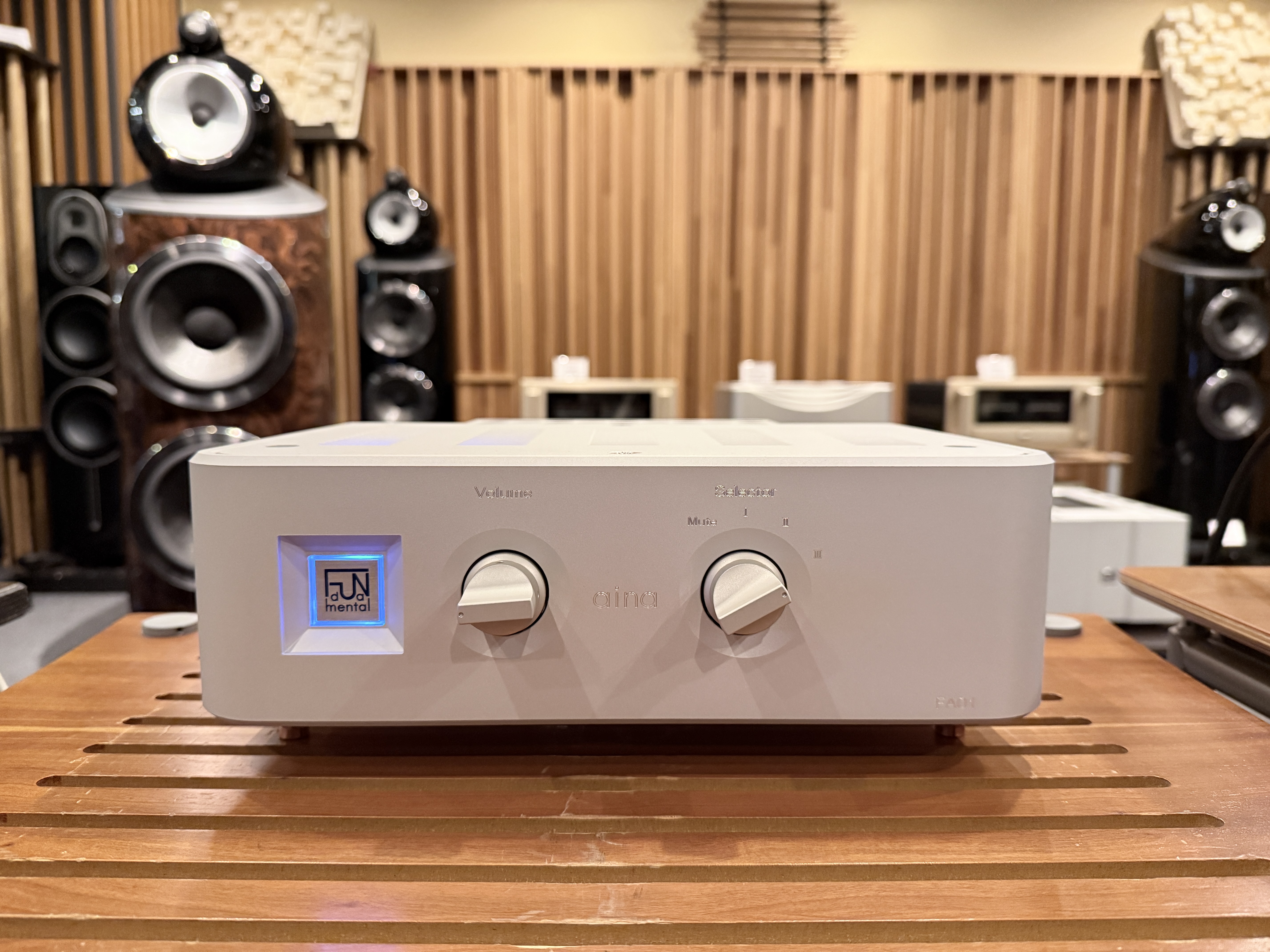 期間限定展示]Fundamental aina – DynamicAudio 5555 H.A.L.3