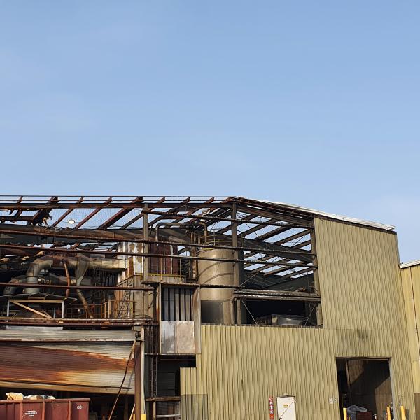 Sloop oude hal Zijaanzicht van de oude productiehal die gesloopt wordt