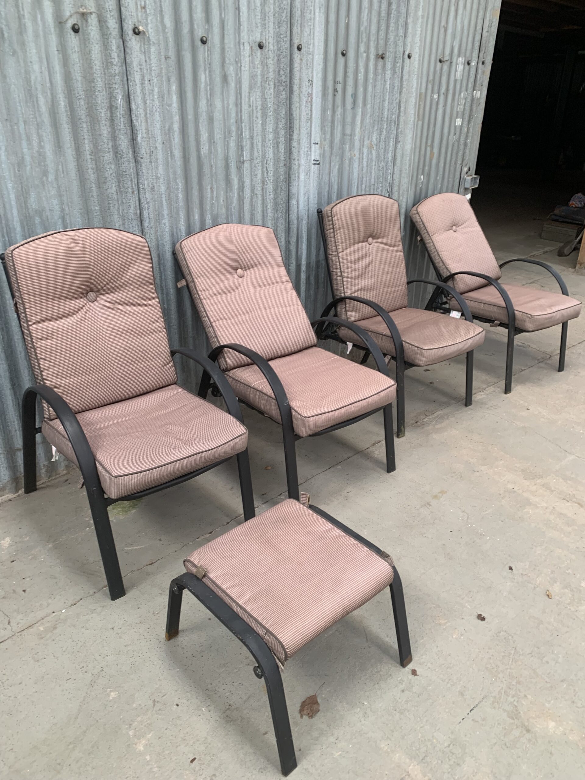 Garden patio set with table