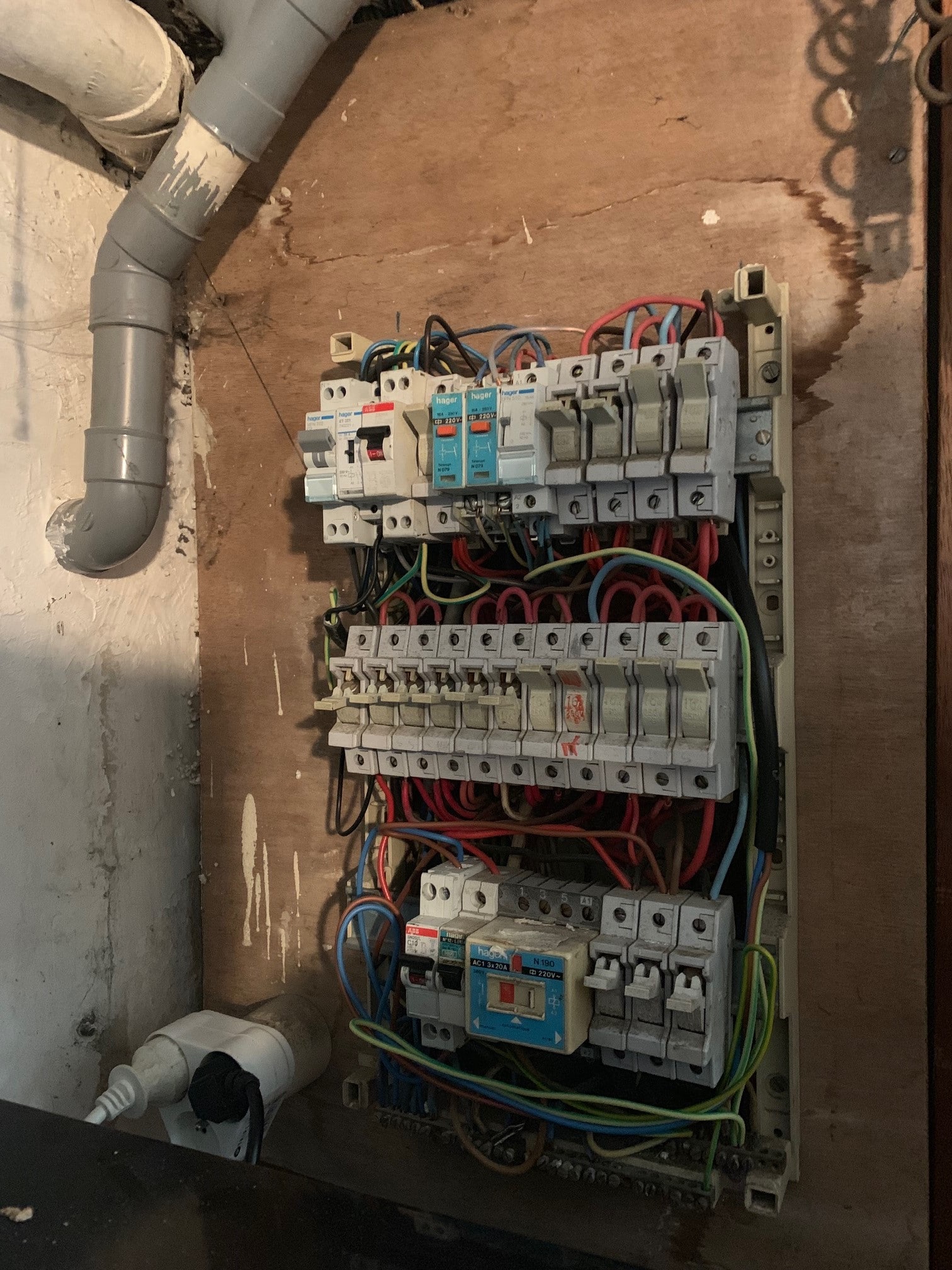 Avant rénovation d'un vieux tableau électrique plus aux normes