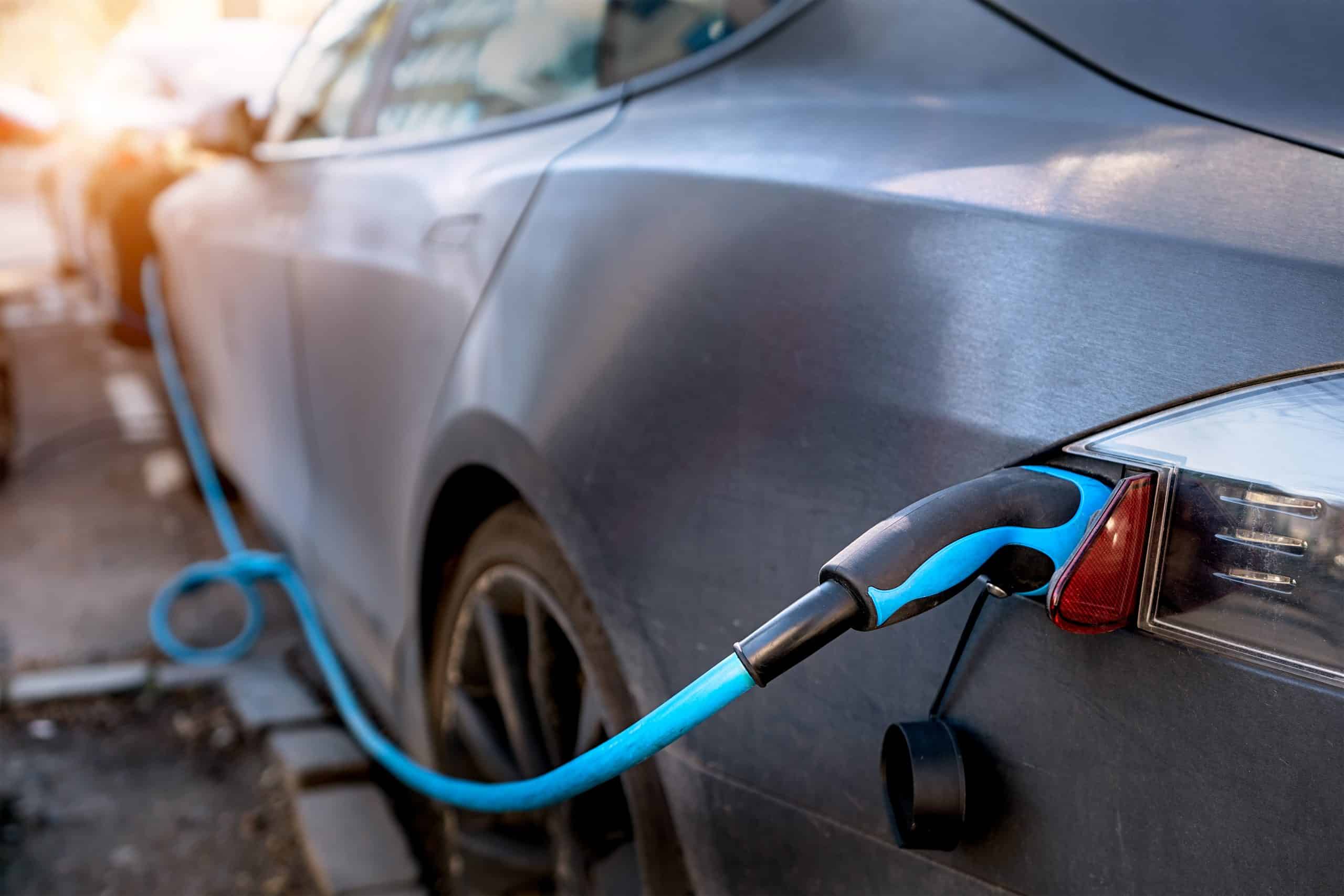 Plugging in electric car at home or electric charging station.el