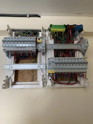 Nouveau tableau électrique à Nantes ouvert avec raccordement des disjoncteurs