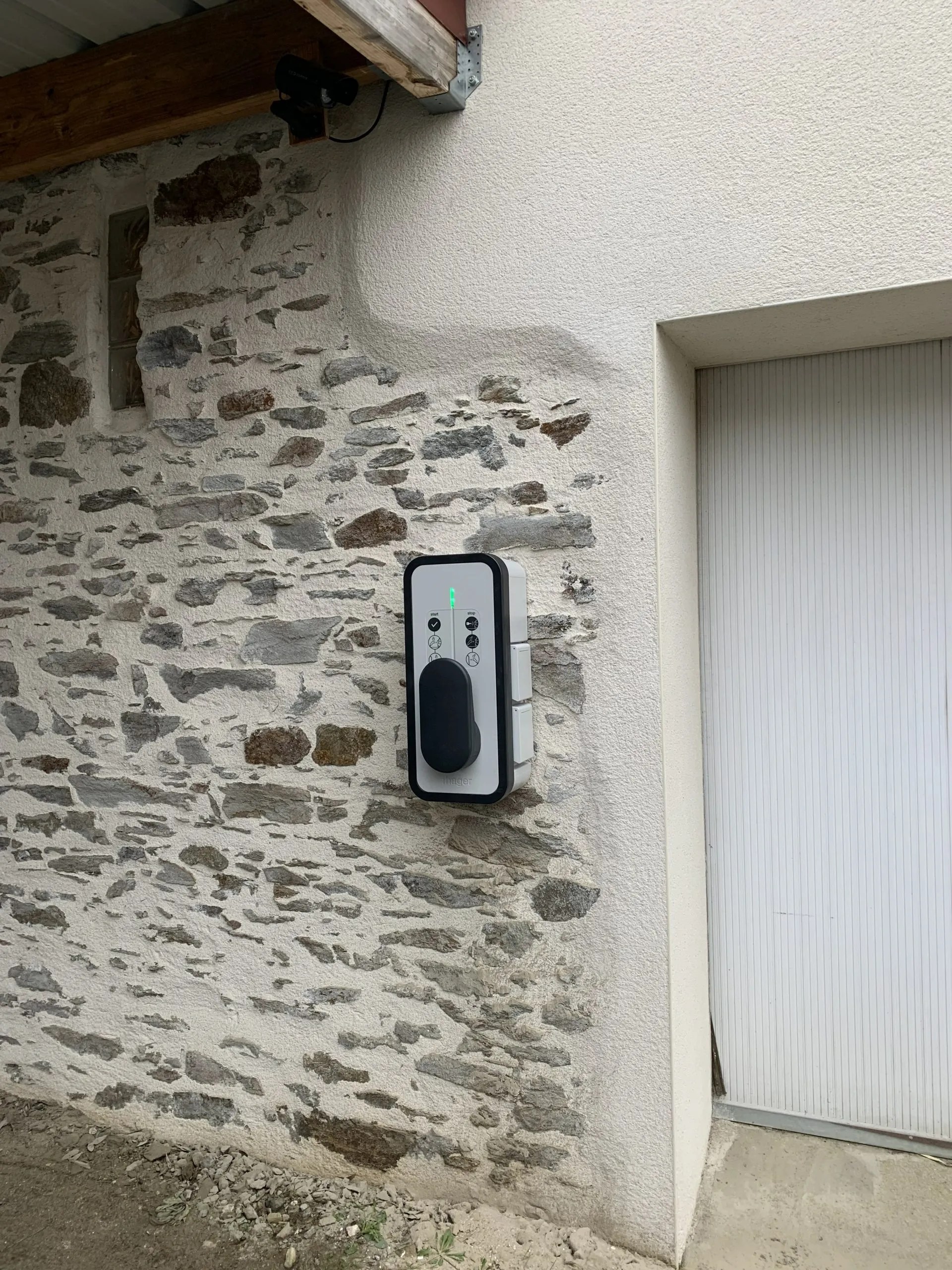 Installation d'une borne de recharge Hager à nantes sur un mur en pierre