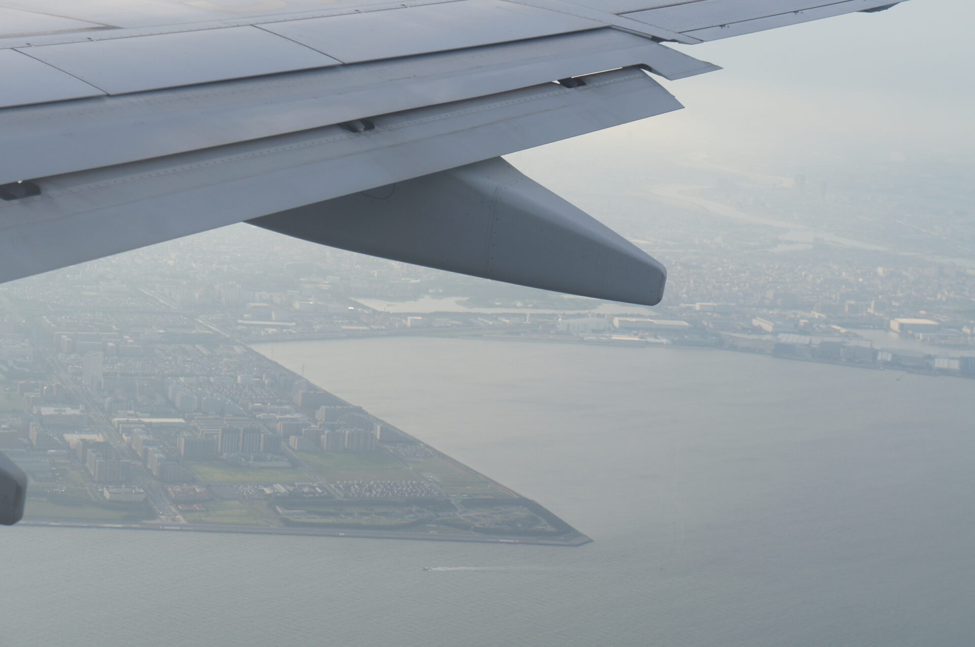 浦安上空の飛行機