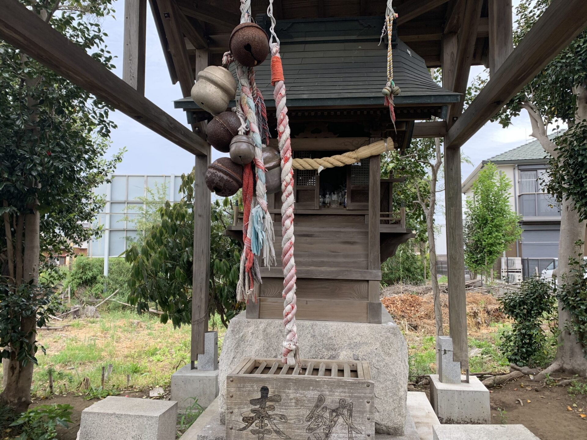 線路のそばのおいなりさん