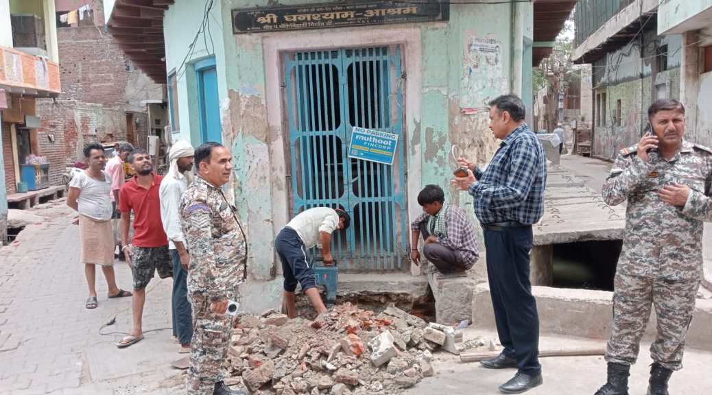 मथुरा वृंदावन में प्रवर्तन टीम द्वारा अतिक्रमण हटाने की कार्यवाही जोरो पर