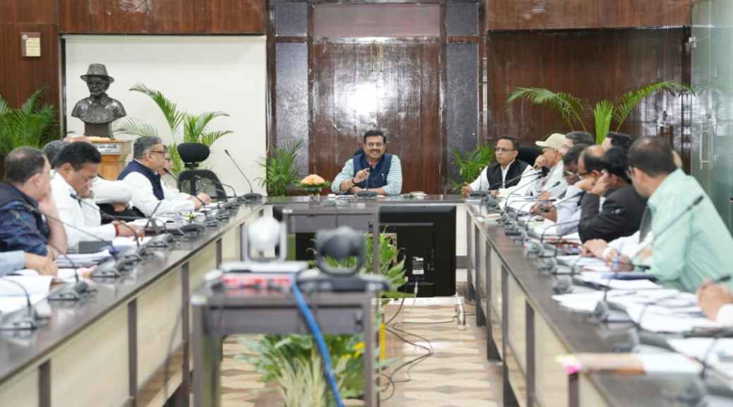 आनंद बर्द्धन की अध्यक्षता में मुख्यमंत्री घोषणाओं की समीक्षा, विभागों को कार्य शीघ्र पूरा करने के निर्देश