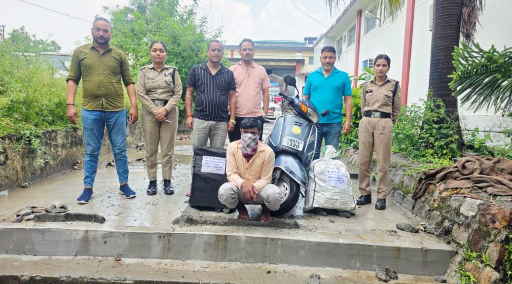 देहरादून में अवैध शराब तस्करी पर बड़ी कार्रवाई, स्कूटी सवार गिरफ्तार