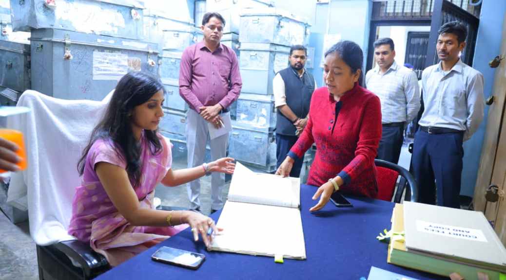 जिलाधिकारी ने जिला कोषागार का अर्धवार्षिक निरीक्षण कर व्यवस्थाओं का लिया जायज़ा