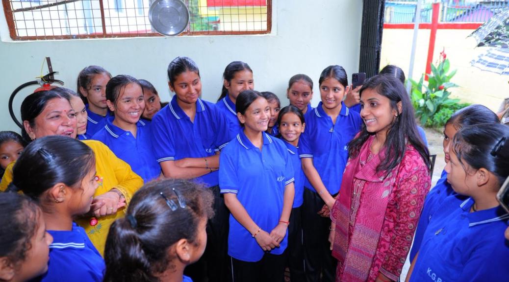 छात्राओं के उत्साह के बीच कस्तूरबा गांधी आवासीय बालिका विद्यालय तिरपालीसैंण पहुंचीं जिलाधिकारी, व्यवस्थाओं का लिया जायजा