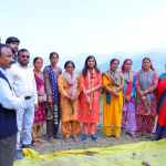 क्रॉप कटिंग प्रयोग में ग्रामीणों के साथ खेत में उतरीं जिलाधिकारी
