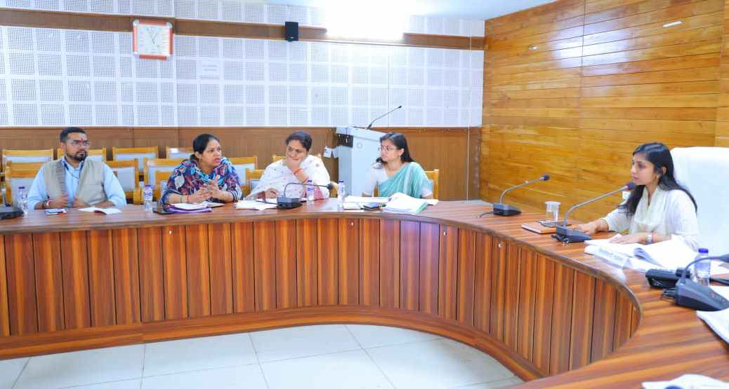 पौड़ी में राजस्व समीक्षा बैठक, पुराने वादों के शीघ्र निस्तारण और वसूली में तेजी के निर्देश