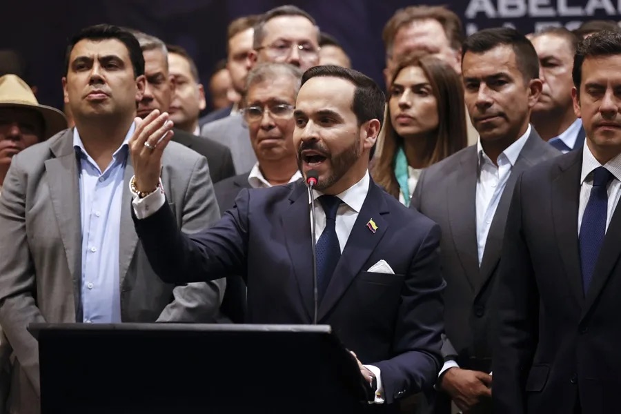 De la Espriella inicia su mandato en Colombia con grandes retos en seguridad y salud