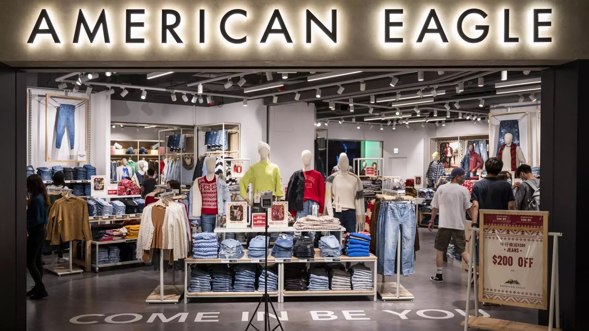 5 Alarming Signals: American Eagle Struggles Amid Consumer Spending Slowdown
