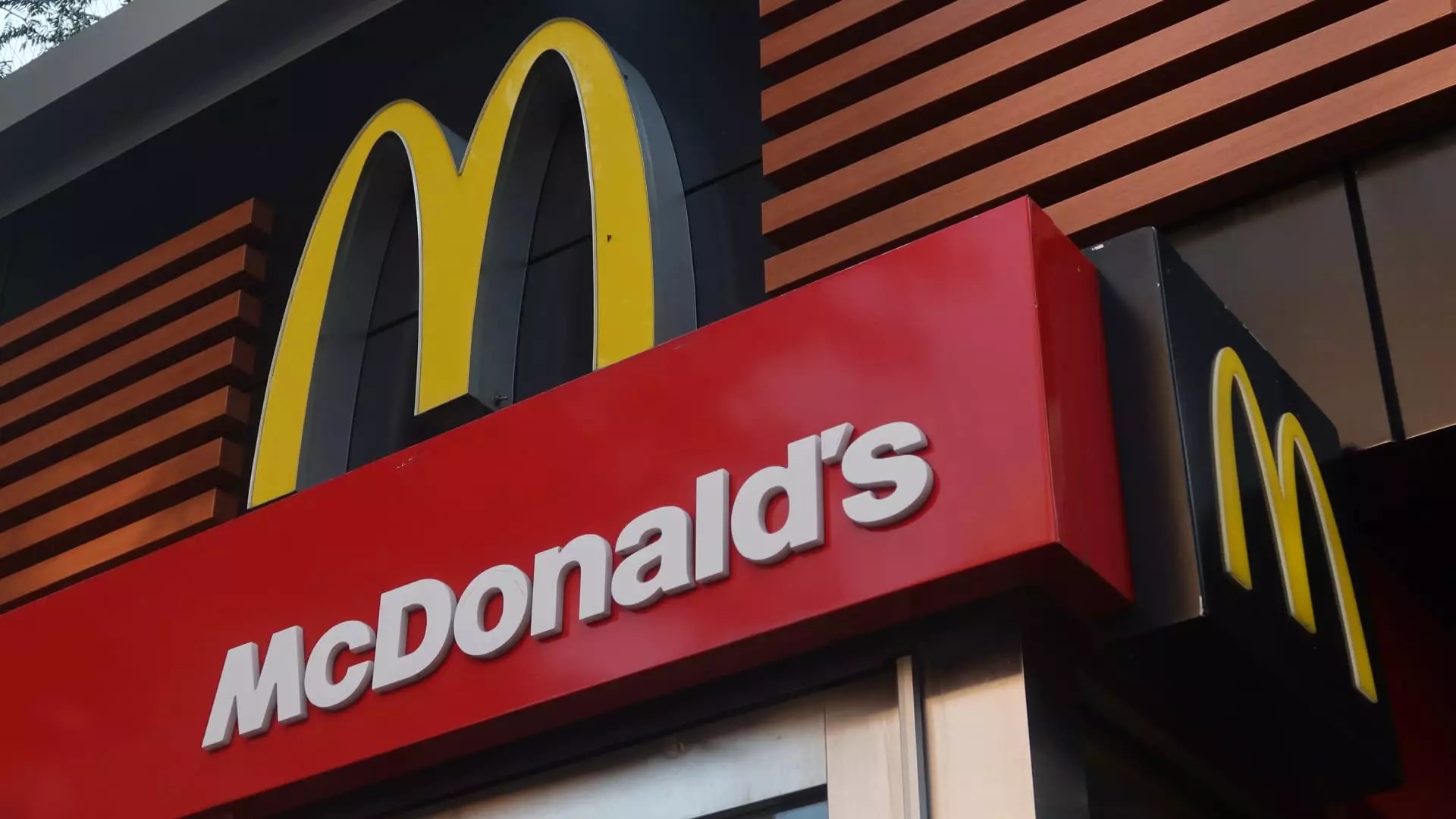 McDonald’s Surges Yet Fails to Address the Real Crisis: The Shrinking Low-Income Customer Base