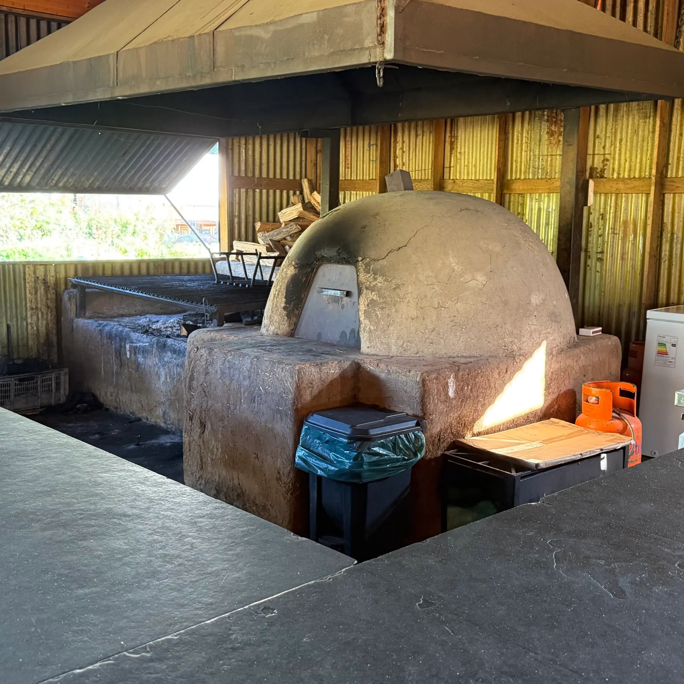 A basic kitchen oven