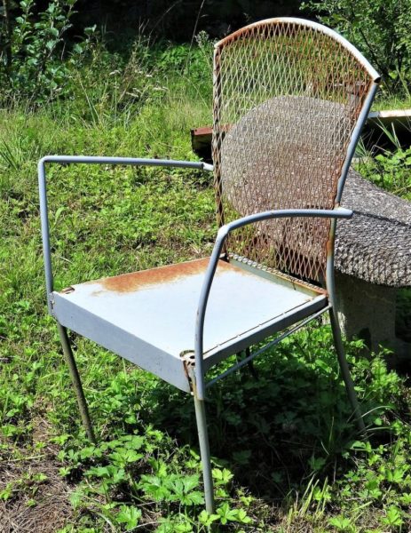chaise en métal rouillé