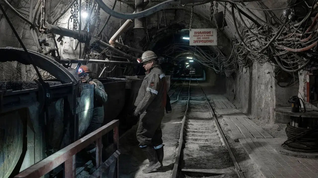 Russian forces near Rodinskoye, Krasnolimanskaya coal mine, Donbas military offensive, Ukraine industrial zone, coal infrastructure