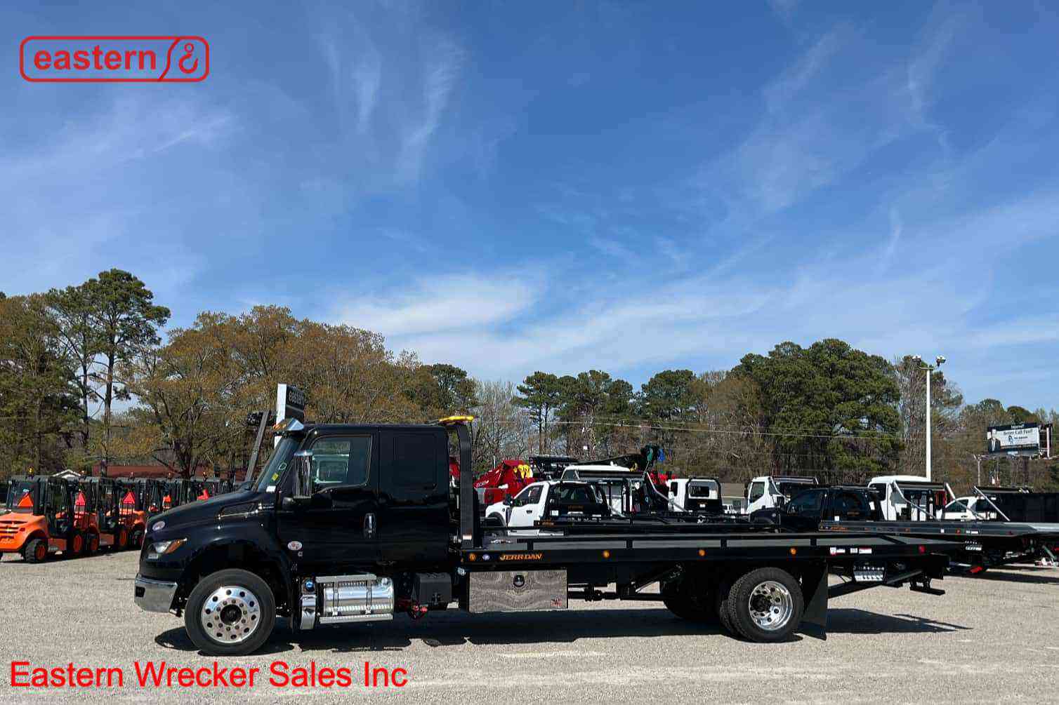 2025 International MV607 Extended Cab with 22ft Jerr-Dan SRR6T-WLP