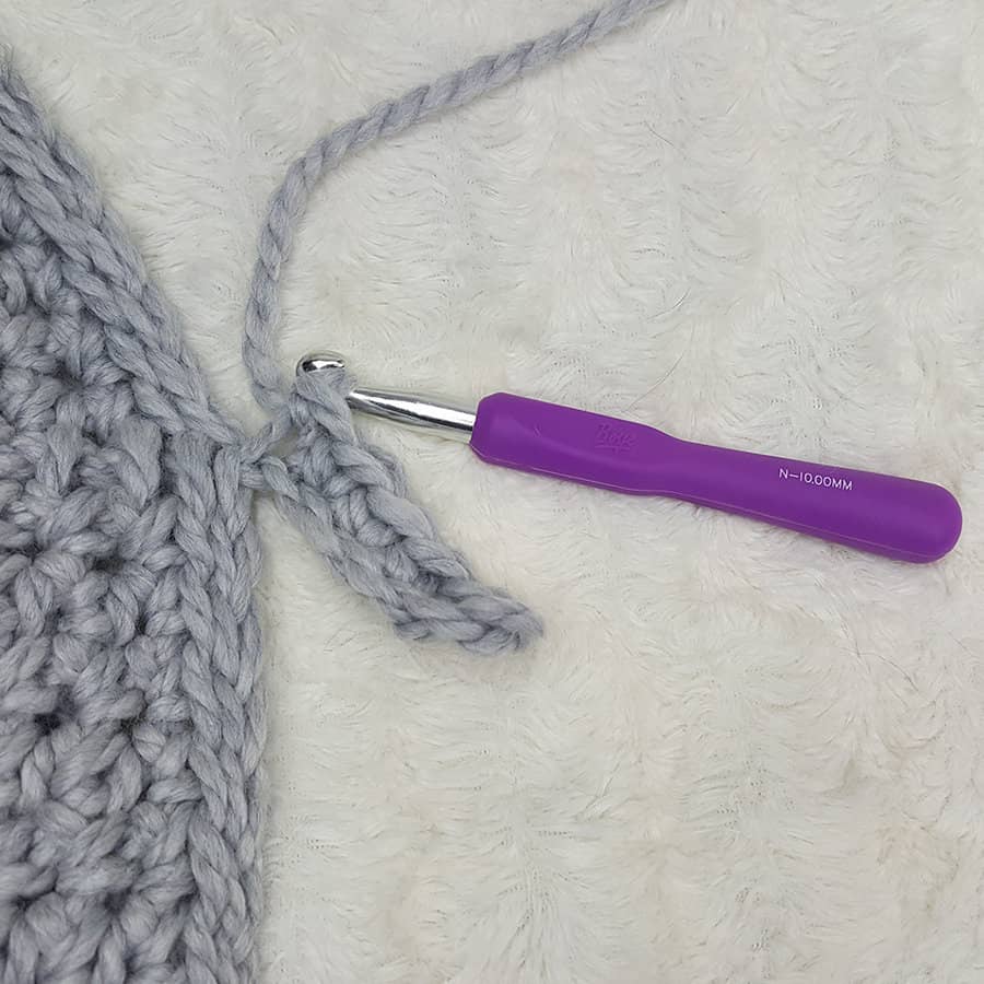 A fun and functional look! Free Messy Bun Ponytail Hat Crochet Pattern Easy Crochet
