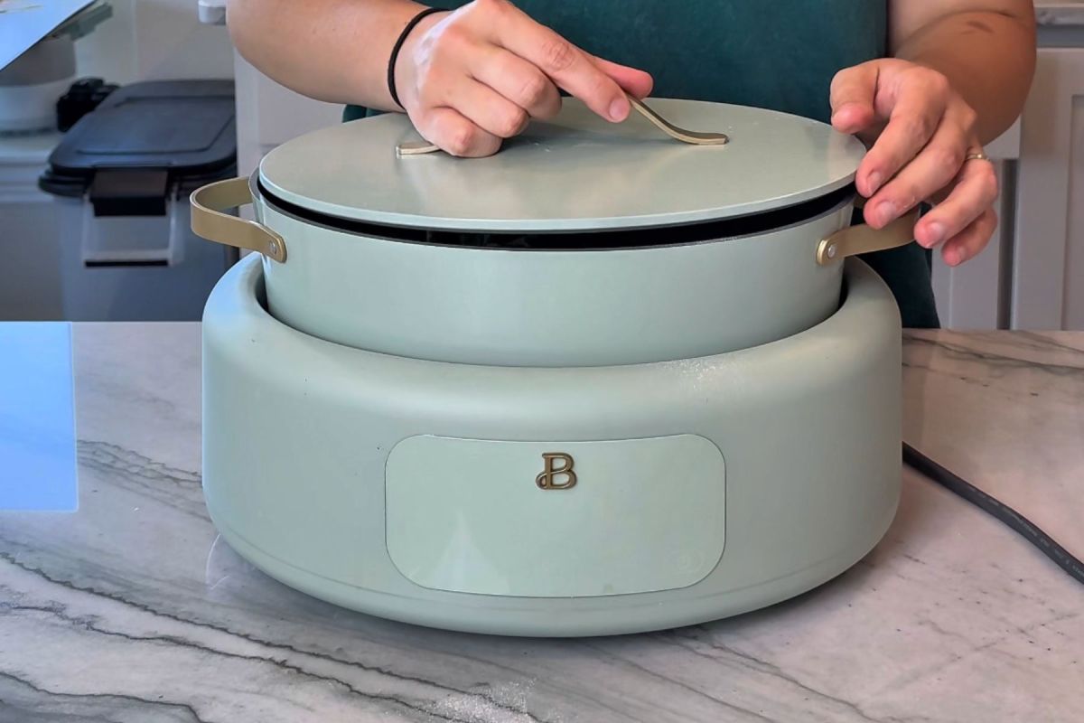 this shows me closing the crockpot so I can cook