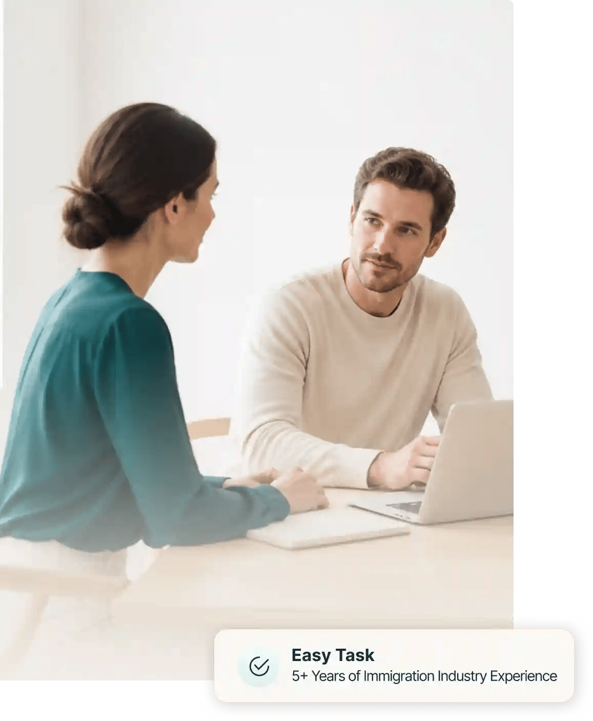 Two people in a consultation meeting with a laptop, representing the personal approach of Easy Task